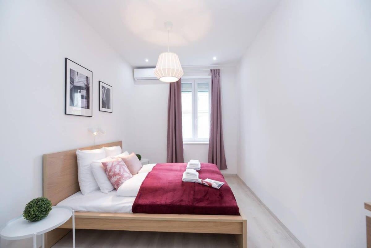 Trendy Central Apartment At Castle Budapest Bagian luar foto