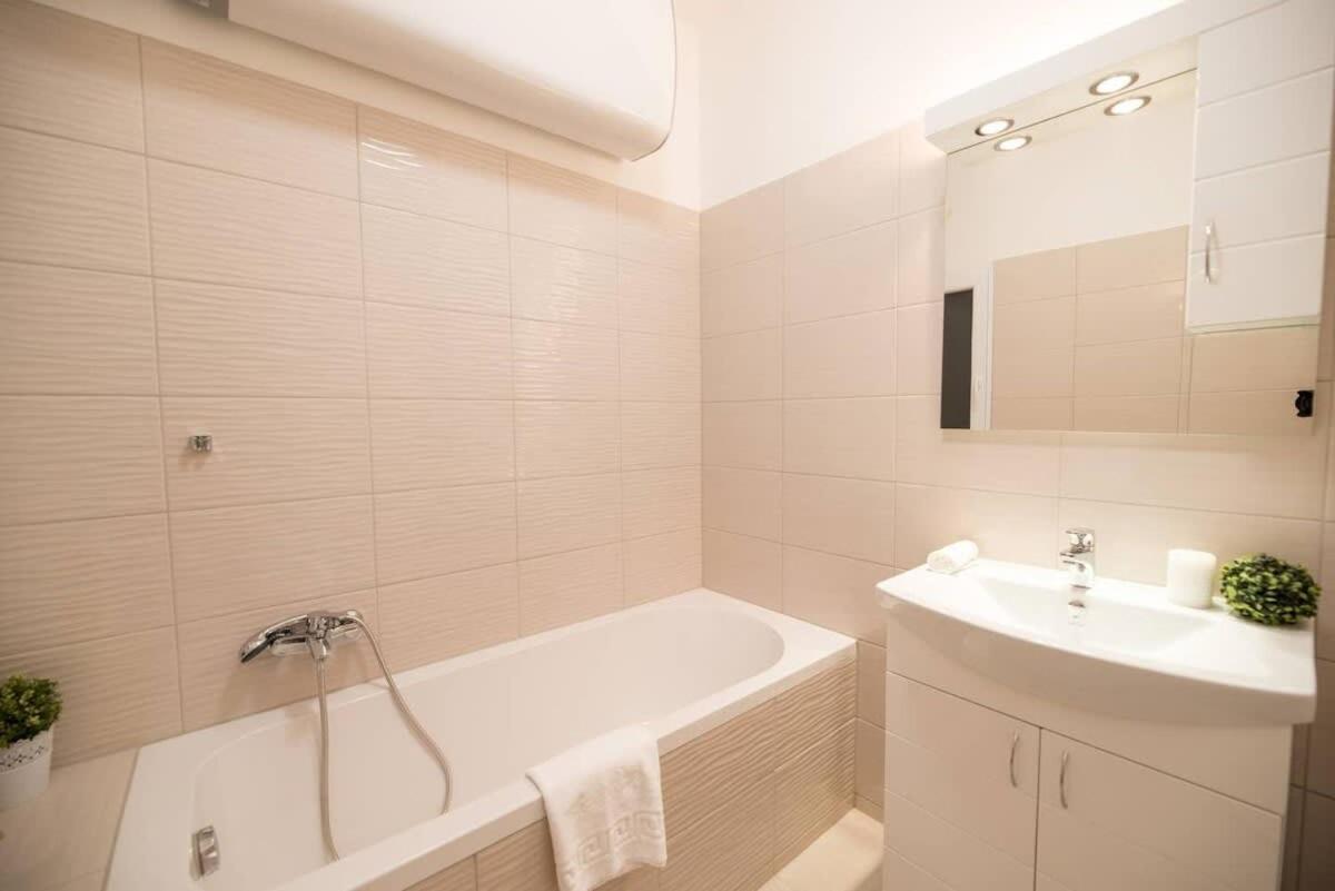 Trendy Central Apartment At Castle Budapest Bagian luar foto