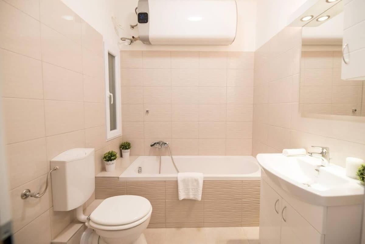 Trendy Central Apartment At Castle Budapest Bagian luar foto